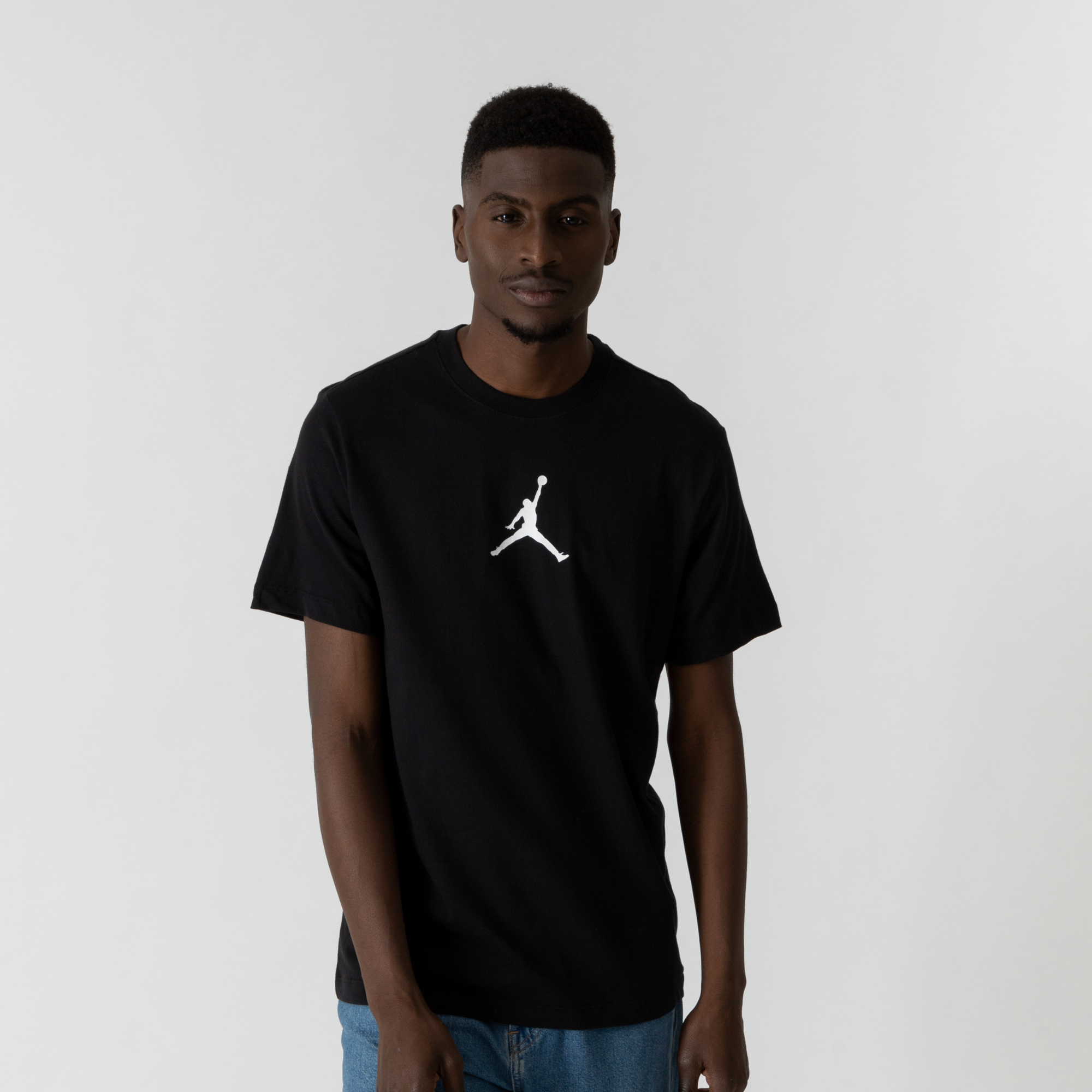 JORDAN SHIRT SMALL CENTERED LOGO KİŞİ QISAQOL KÖYNƏYİ