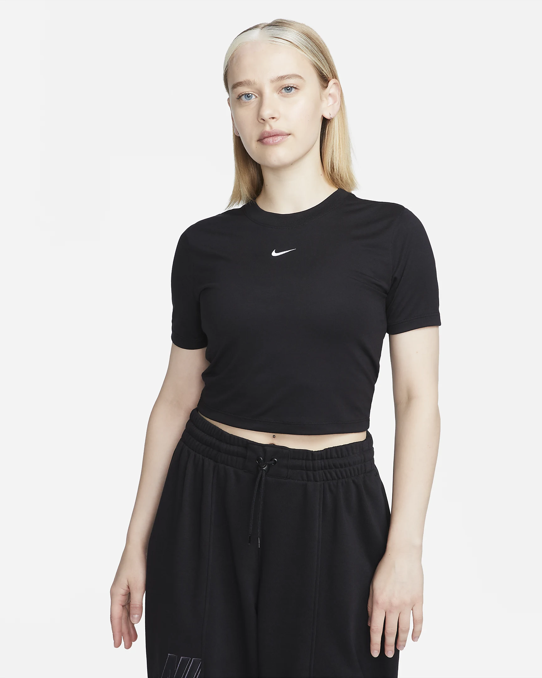 NIKE SPORTSWEAR ESSENTIAL
QADINLAR ÜÇÜN QISA BIÇIMLI KÖYNƏK