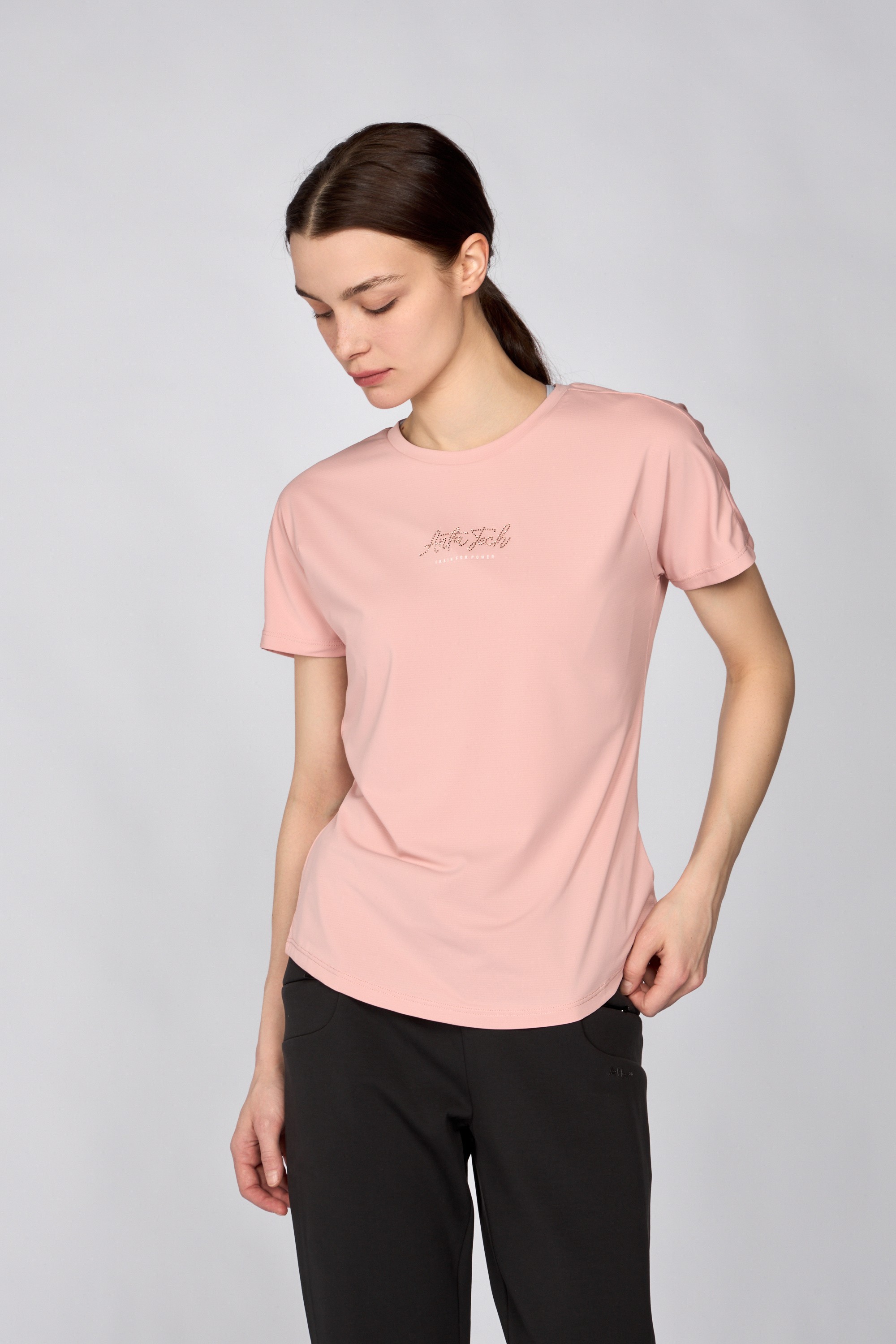 ANTA QISAQOL QADIN KÖYNƏYİ