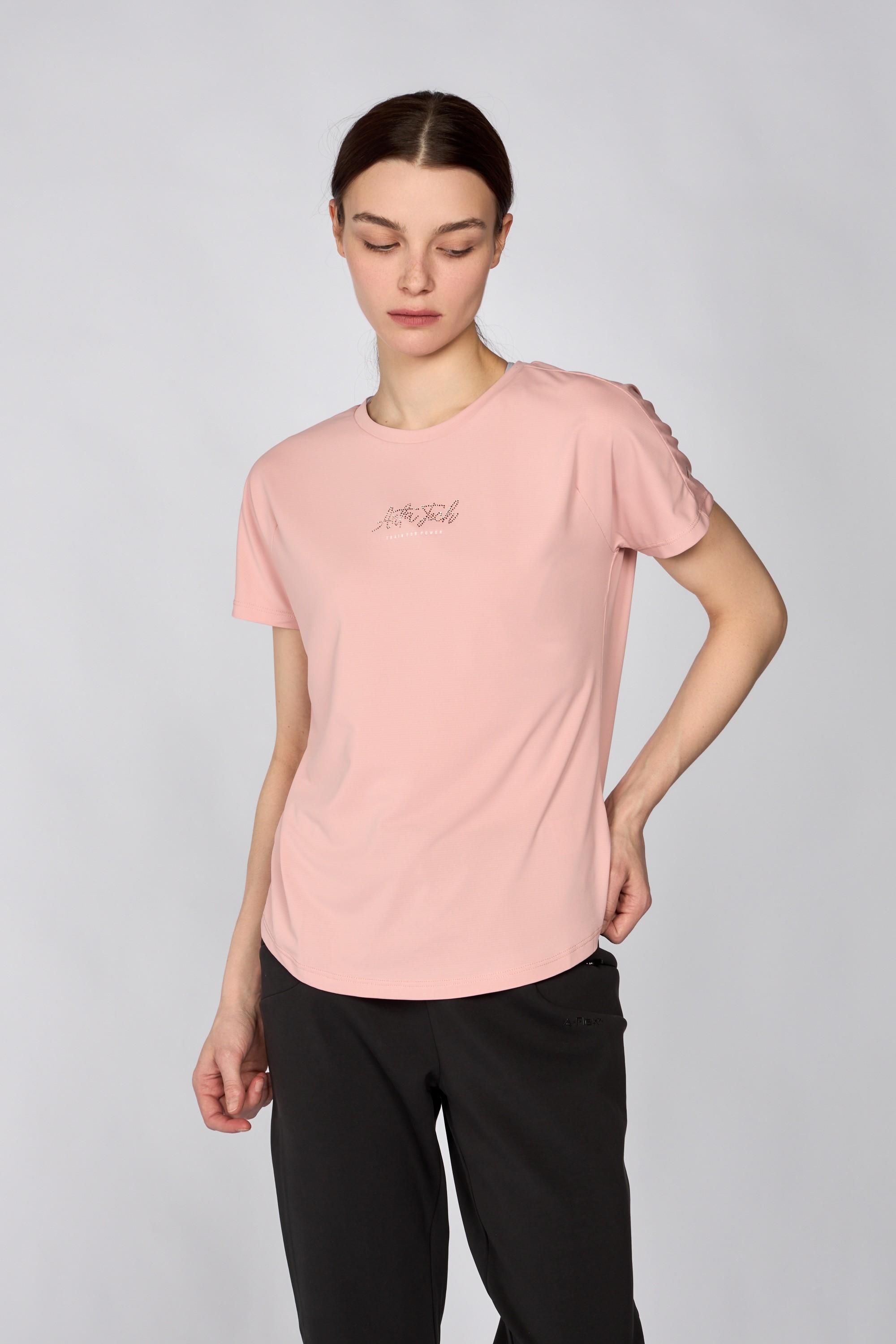 ANTA QISAQOL QADIN KÖYNƏYİ