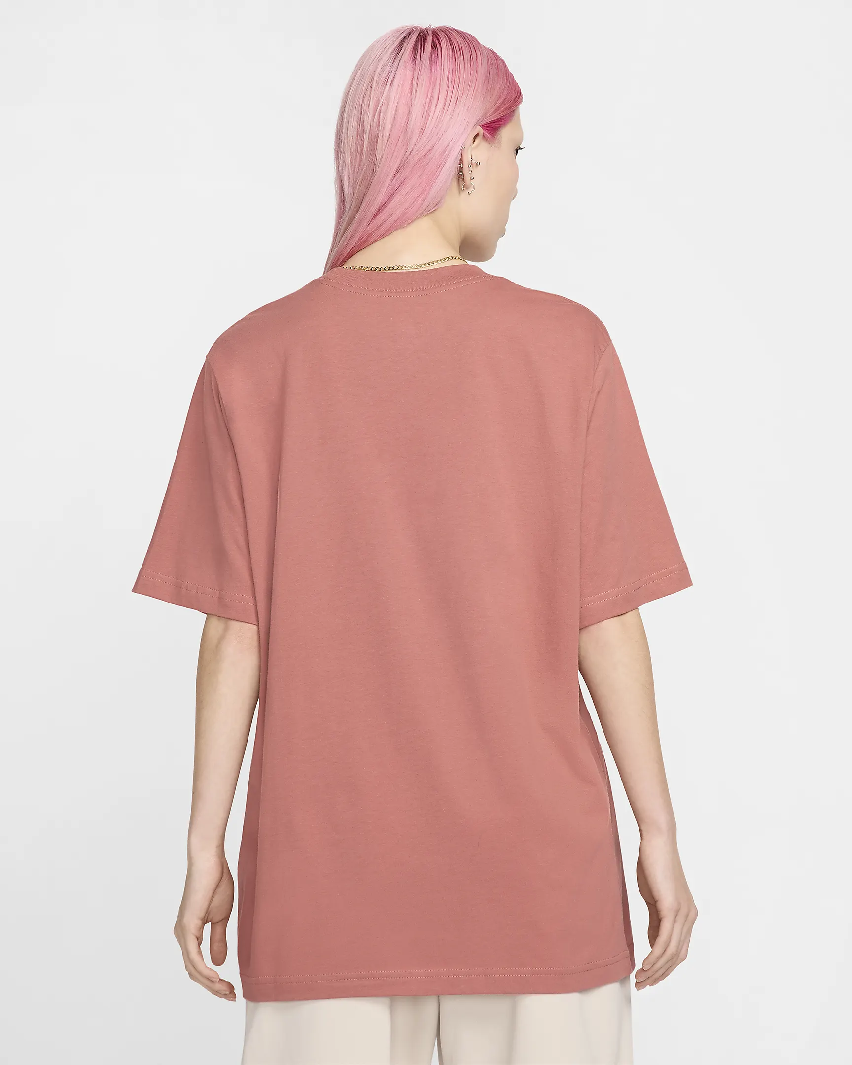 NIKE SPORTSWEAR ESSENTIAL
QADIN KÖYNƏYİ